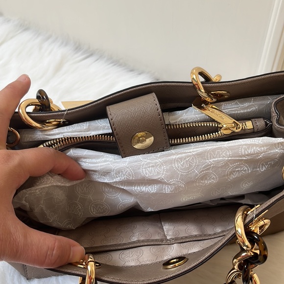 ⭐️NWT💯 Authentic Michael Kors Cynthia Medium Satchel - Picture 8 of 9